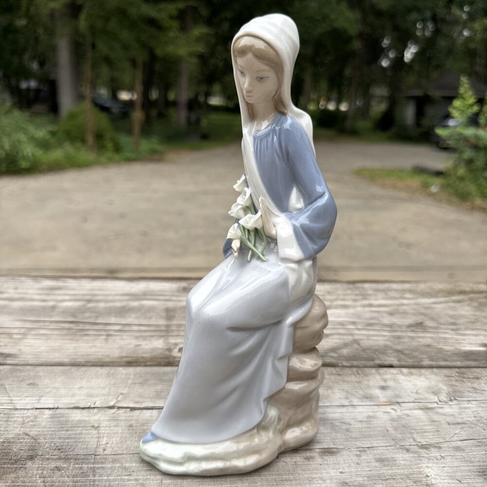 Vintage Lladro Figurine 4972 Sitting Girl w/Calla Lilies, Signed, Retired 1991